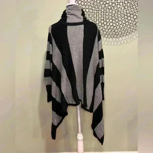 Mossimo - 3/4 length sweater black and gray stripes - Size Medium - Picture 3 of 6